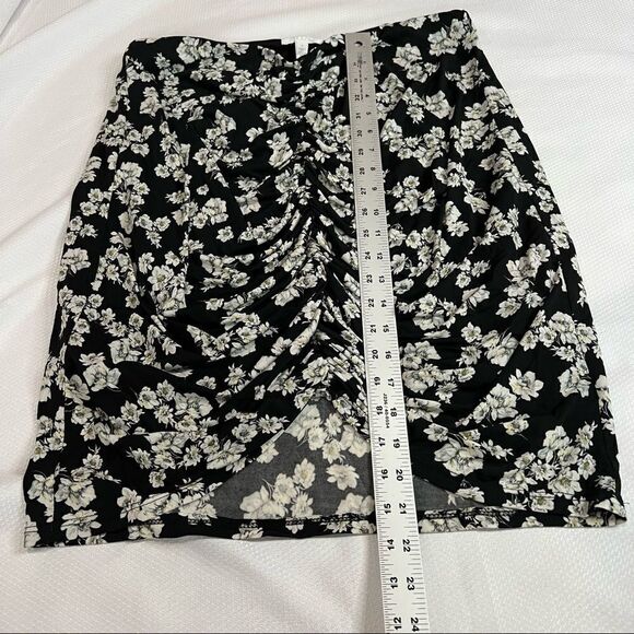 Abound Black Dainty White Floral Ruched Front Skirt - Picture 3 of 6